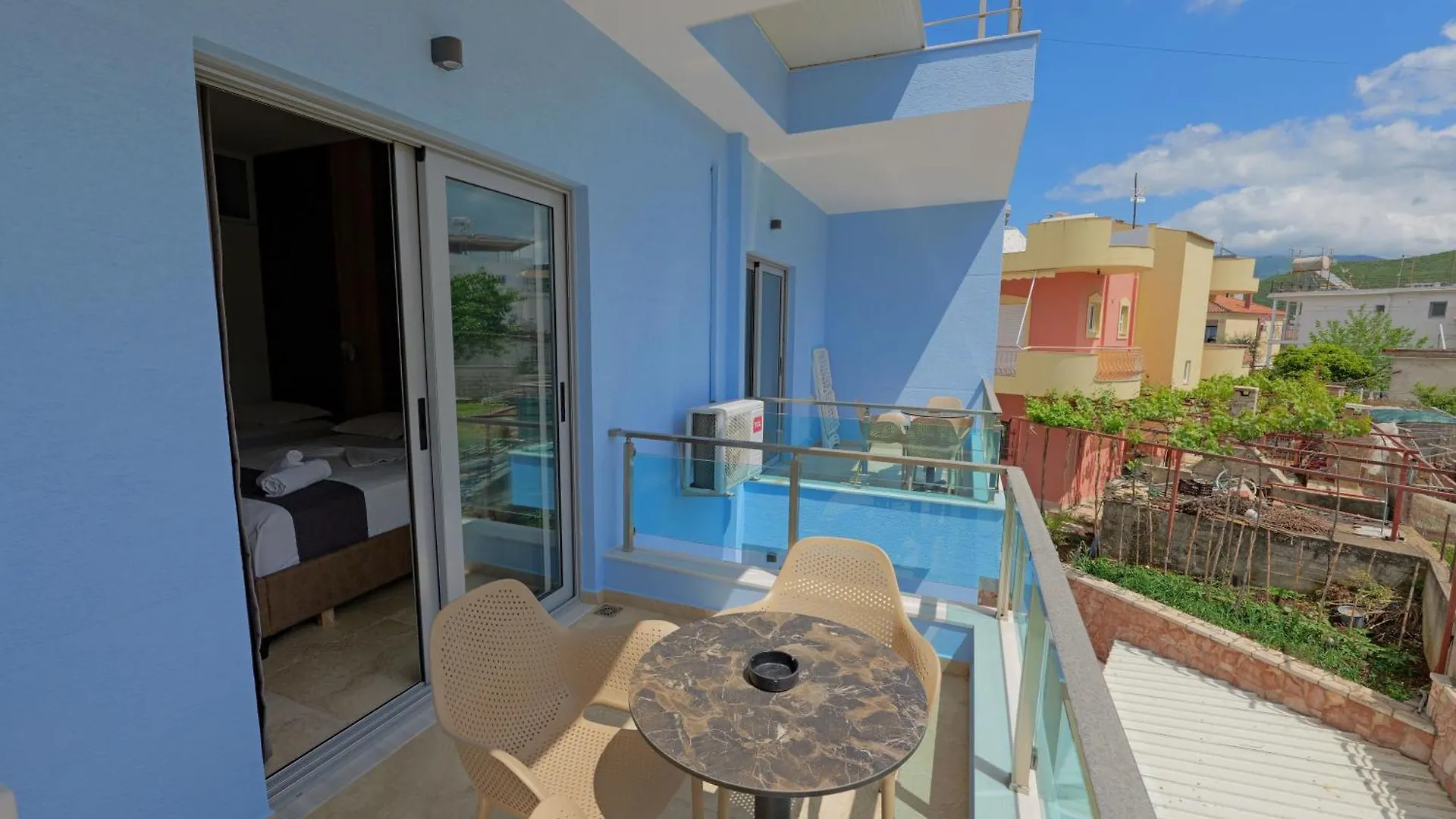 Hotel Esmerald Εξαμίλιο